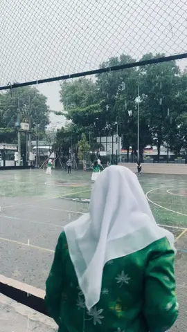 playing in the rain together before graduating🥹❤️🫰🏻😢 #fyp #foryoupage #sma 