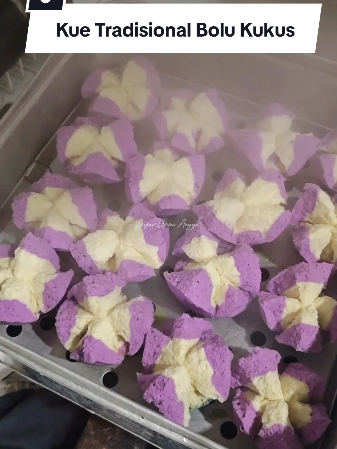 Pengalaman Cerita Ummi Pas Awal Awal Bikin Bolu Kukus Mekar. Coba Beberapa Kali Selalu Gagal Hingga Akhirnya Nemu Resep Yang Pas, Yuk Tonton Video ini sampai selesai karna lengkap ada cerita pengalaman tips & Trik serta resep yang akurat ... #dapurummiangga #jajananpasar #jajanantradisional #kuetradisional 