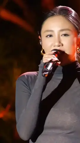 Nỗi đau sau hào quang của Văn Mai Hương trong Đại Minh Tinh luôn mang theo một cảm xúc mơ hồ đầy 