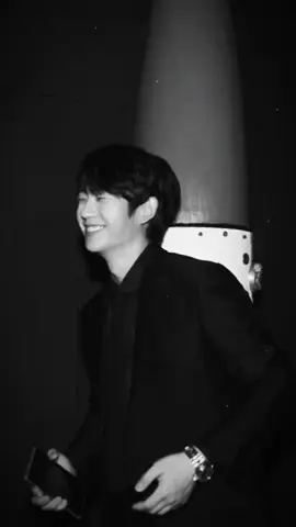 Jung Hae In (정해인l )sinh ngày 1 tháng 4, 1988 là nam diễn viên nổi tiếng người Hàn Quốc trực thuộc công ty giải trí FNC Entertainment. Anh được khán giả biết đến rộng rãi nhờ vai diễn khách mời trong bộ phim 