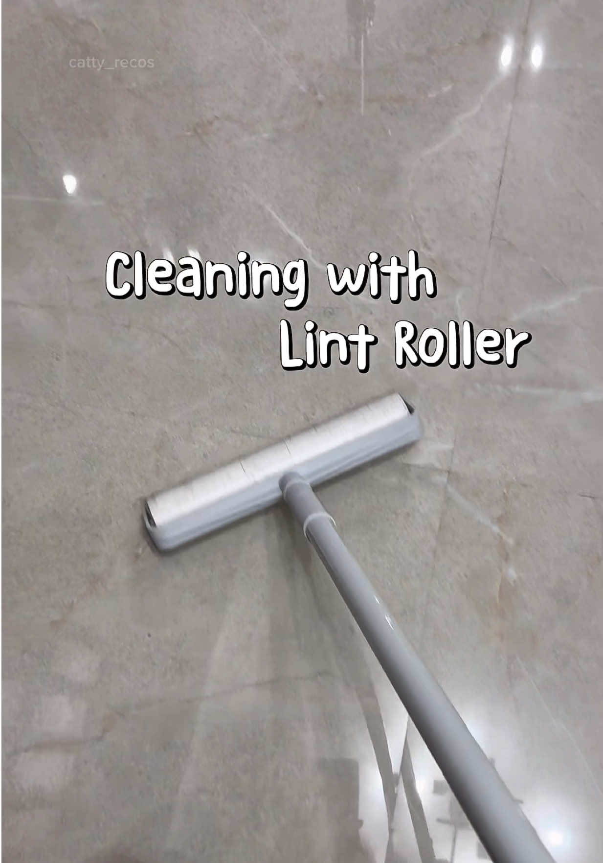 ✨ This sticky lint roller is a GAME CHANGER! 💯 Buhok, fur, dust — lahat nakukuha. Pwede sa floor, wall, sofa or even sa bed. Tahimik pa kaya pwede maglinis kahit gabi 🧹 #StickyLintRoller #CleanTok #cleaningessentials #homeessentials #cleaninghack 