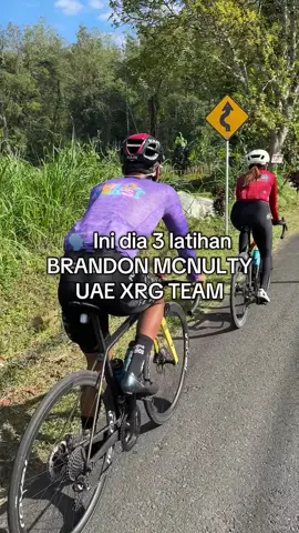 Jadi ada YouTuber sekalian pesepeda namanya, Keegan Swirbull Dia katanya mau coba ngikutin 3 sesi kunci dari latihan salah 1 anggota UAE Emirates XRG.  Apa aja sesinya? 1. Aerobic Threshold : di video dia lakuin 45 menit 3 x sets di intensitas 72-77% FTP untuk naikin kapasitas aerobik,Mithochondria dll 2. 30/30 : 30 detik di 110-120% FTP lalu 30 detik di 90-95% FTP 3 sets x 10 menit untuk naikin kemampuan lactate clearance ataupun lactate buffer. 3. Long Steady State Endurance : di 60-65% FTP untuk 4-6jam. Kata dia sih Tim UAE itu gak pernah campur campur latihan, jadi kalau sehari endurance 5jam yaudah fokus 5jam aja. Kalau interval 30/30 latihan 2-3 jam balik. Begitu juga di sesi aerobic threshold. Konon, biar recoverynya maksimal jadi pas sesi berat bisa bener bener berat. Kalau diliat intensitas nya, gak bener bener polarized dan cenderung piramidal.  Ada yang mau coba tiru? #brandocnulty #uaeemiratesxrg  #colnago #cycling #endurance 