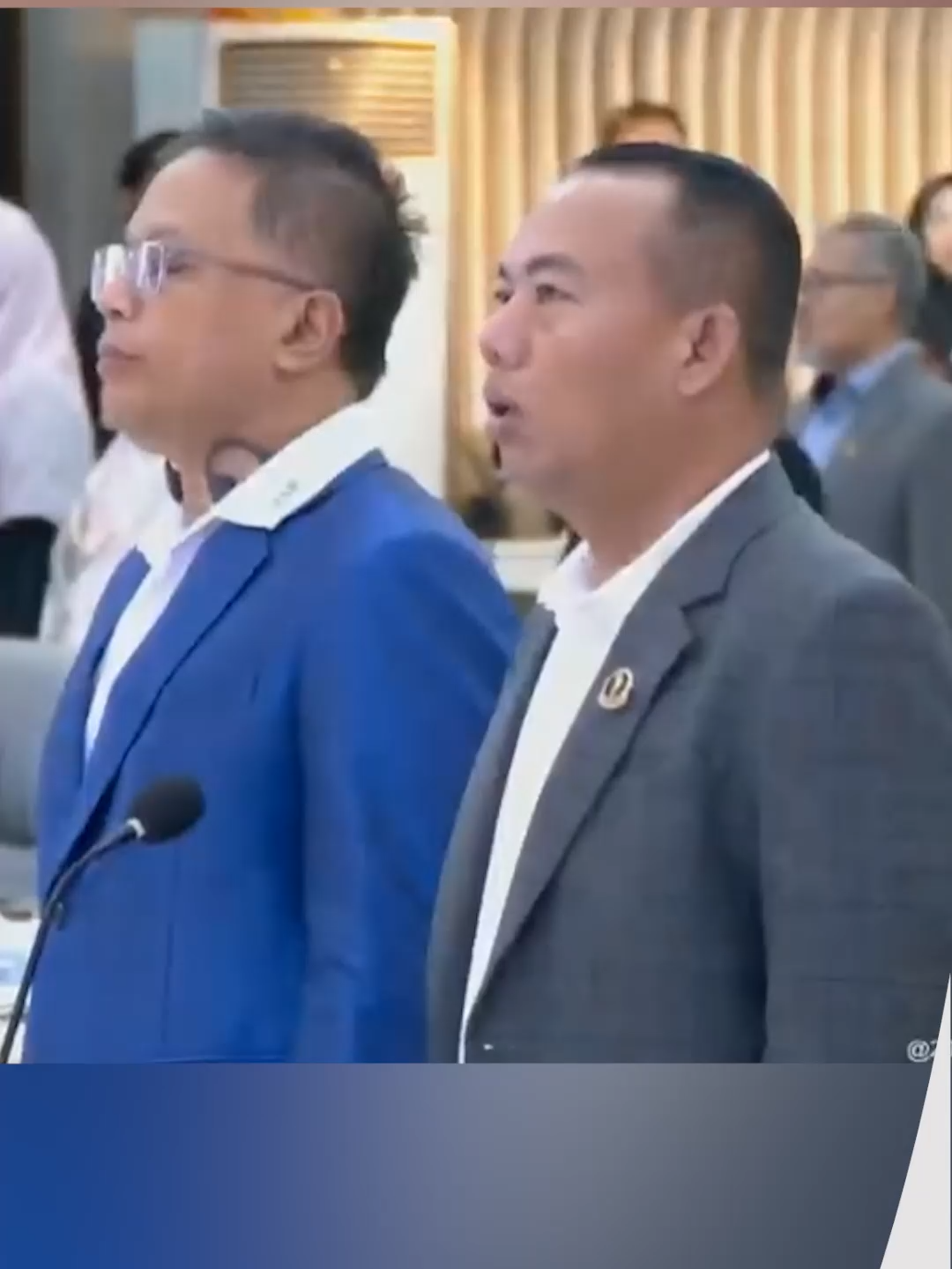 Tunjangan Rumah DPRD Jabar Rp71 Juta, Tidak Cukup Untuk Menutup Kebutuhan Tempat Tinggal Besaran tunjangan perumahan anggota DPRD Jawa Barat yang mencapai hingga Rp71 juta per bulan menuai kritik publik karena dianggap tidak selaras dengan kondisi ekonomi masyarakat yang sulit. Wakil Ketua DPRD Jabar, MQ Iswara, menyebut bahwa tunjangan itu belum cukup menutup kebutuhan tempat tinggal di Bandung, bahkan banyak anggota DPRD harus berutang dan menyicil kontrakan atau apartemen. Iswara juga mengungkap meski total penghasilan anggota DPRD bisa mencapai Rp92 juta, potongan untuk cicilan bank, fraksi partai, asuransi, hingga arisan membuat pendapatan bersihnya jauh lebih kecil, bahkan hanya sekitar Rp15 juta per bulan.