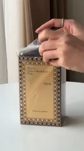 70ml💛𝐌𝐅𝐊 𝐎𝐮𝐝 𝐄𝐱𝐭𝐫𝐚𝐢𝐭 🖤Oud Extrait sang trọng, sạch sẽ, hoàn toàn phù hợp cho cả ngày lẫn đêm và đặc biệt là siêu HOT trên thị trường ❤️‍🔥🪵Trầm sạch, sáng nhưng ấm áp. Để mà nói tìm 1 chai nước hoa mùi trầm dễ dùng dễ cảm nhưng sang thì ít chai nào qua được Oud Extrait. Thường những chai mùi trầm mùi sẽ dày và sâu, thậm chí nếu bạn mới chơi nước hoa note oud sẽ thấy nặng đô đấy, nhưng với Oud Extrait, bạn sẽ có cái nhìn khác về 1 mùi trầm vừa thanh thoát vừa sạch sẽ đến lạ...✔️Hương gỗ và gia vị kỳ lạ tan chảy cùng vani, mịn màng và mềm mại ngọt ngào. Những người hâm mộ Oud Eau de Parfum nguyên bản sẽ thấy đây là một mùi hương nâng cấp , thậm chí gây nghiện hơn nữa 🪵