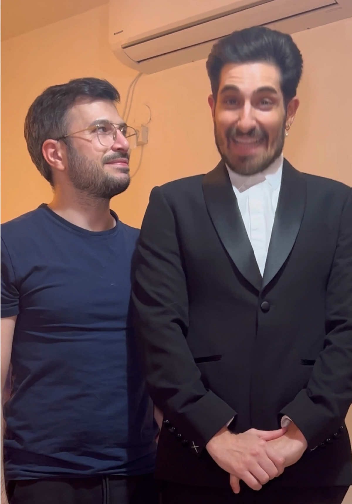 כזוג גברים בתהליך פונדקאות, חתונה חוקית היא הכרחית כדי להכיר אותנו כשני ההורים החוקיים של הילד.   החתונה מקנה מעמד משפטי ברור, מבטיחה זכויות הוריות מלאות ומגינה על הילד והמשפחה שלנו.   זו שלב חשוב בדרך להורות בטוחה ומוגנת.  #מיוזיקטוק #פונדקאות #מיכאלבןדוד #סורמום_פונדקאות 