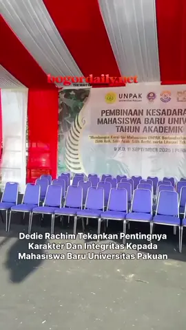 Wali Kota Bogor, Dedie A. Rachim, memberikan materi tentang pembangunan karakter dalam kegiatan Pembinaan Kesadaran Bela Negara (PKBN) mahasiswa baru Universitas Pakuan tahun akademik 2025/2026.  Acara tersebut digelar di Markas Perhubungan Kostrad, Sukaraja, Kabupaten Bogor, Rabu 10 September 2025. Dalam penyampaiannya, Dedie menekankan pentingnya menanamkan karakter sejak dini bagi mahasiswa agar mampu menghadapi tantangan di masa depan.  - Selengkapnya di Bogordaily.net - 🎥:Salwa&Ulfa/Bogordaily.net  #bogordailynews #pembinaankesadaranbelanegara #dedierachim #walikotabogor #universitaspakuan @walikotabogor  @dedierachim  @official_unpak  