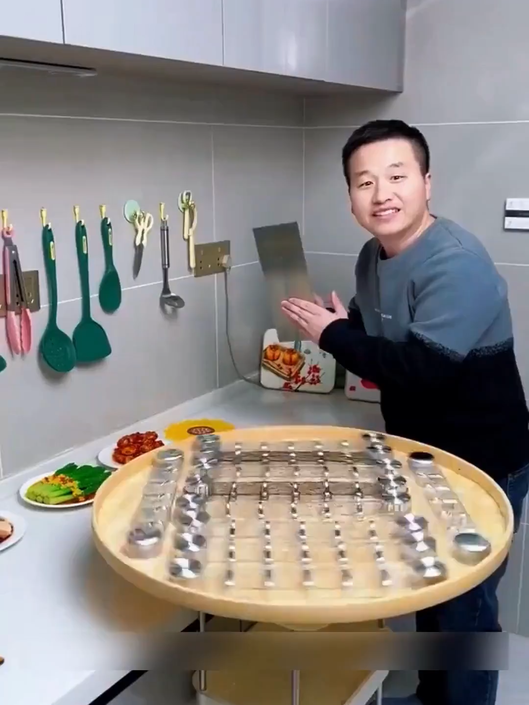 This high-looking suction cup row hook can be mounted on the wall without drilling holes. It has a strong load-bearing capacity and can be used in bathrooms, behind doors and in the kitche#nopunchhook #suctioncuphook #storageandorganization