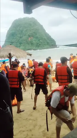 gas gas gas #pulaumerahwatersport #greenisland #pulaubedilbanyuwangi #pantaipulaumerahbanyuwangi #wediirengbanyuwangi 