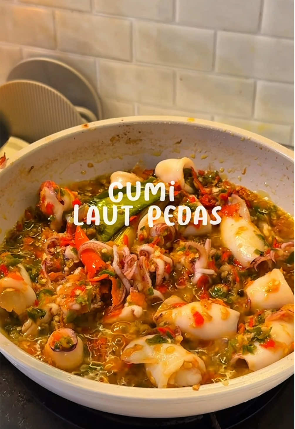 Udah lama viral, tapi baru kali ini nyoba masak ini. Ternyata seenak itu🤤 wajib masak nasi yang banyak sih klo masakk ini🫣 #resepcumilautpedas #cumilautpedes #reseltiktok 