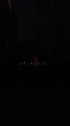 sosok putih yang bejalan dan menghilang #horror  #fyp  #viralvideo  #hantu  #kuntilanak 