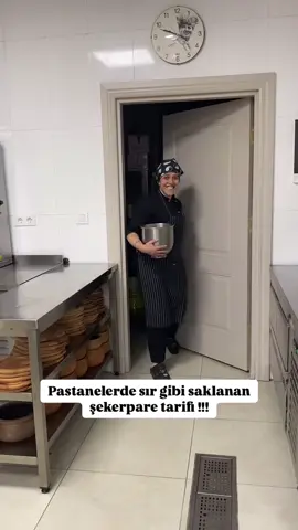 Sevgili dostlarım, Birçok ev hanımının şekerpare yaparken bilmediği en önemli tekniklerden biri, bu tatlının mayalanma tekniğiyle hazırlanmasıdır. Biliyorum bu tekniğe hiç aşina değilsiniz ama inanın bana, bu tariften sonra başka bir şekerpare tarifine asla ihtiyaç duymayacaksınız! ✨ Şerbeti tam kıvamında, içi yumuşacık, dışı hafif kıtır. Malzemeler (Büyük fırın tepsisi için): •500 gr un (3,5 su bardağı) •250 gr margarin •175 gr pudra şekeri (dolu bir su bardağı) •2 yumurta •50 gr irmik •50 gr toz fındık •2 paket kabartma tozu •1 paket vanilya Şerbeti için: •1 kg toz şeker (5 su bardağı) •1 kg su •Çeyrek limon Yapılışı: Unu havuz gibi açıp ortasına yumurtayı, şekeri ve margarini koyup güzelce yoğurun. Ardından diğer tüm malzemeleri ekleyip yoğurmaya devam edin. Hamur toparlanmaya başlarken biraz sabredin; elinizin ısısıyla kıvam alacaktır. Fırınınızı 170 dereceye ayarlayın. Hamurdan ceviz büyüklüğünde parçalar (yaklaşık 50 gr) koparıp yuvarlayın ve aralıklı şekilde dizin. Isınan fırını kapatıp, ısınan fırının içinde şekerparelerinizi en az 20 dakika mayalanmaya(dinlenmeye)bırakın. Bu sırada şerbeti hazırlayın: Şekeri ve suyu tencereye alıp kapağı kapalı şekilde kaynatın. Kaynayınca limon suyunu ekleyip altını iyice kısın. Mayalanan şekerpareleri 170 derecede 20 dakika kadar pişirin. Gerekirse 5 dakika daha ekleyebilirsiniz. Güzelce kızarınca fırından çıkarın ve sıcak şerbeti üzerine dökün. Püf Noktalar:  • Margarin soğuk olmalı, dışarıda 15 dakika beklemesi yeterli. Sıcak yağ hamuru yakar, lastik gibi olur.  • İlk başta toparlanmayan hamura aldanmayın, yoğurdukça kıvam bulur.  • Fazla yoğurmayın, yine lastikleşir.  • Şekerparelerin kabarması ve içini çekmesi için mutlaka mayalandırın.  • Şerbeti sıcak dökün, ama fazla kaynatmayın. Kapak kapalı şekilde pişirin. Şimdiden yapanlara afiyet olsun denemeyi kaydetmeyi ve bir arkadaşımla paylaşmayı unutma ! #mutfak #yemektarifleri #yemek #aşçı #keşfet 