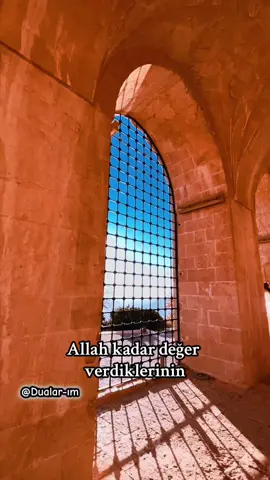 Duamız yorumda.. Allah aşkı öyle bir nurdur ki, kalbinin içini doldurdu mu başka hiçbir şeye yer bırakmaz. İnsan, “Lâ ilâhe illallah” diyerek kendisini Allah’a teslim ettikçe gönlündeki perde kalkar. Gözleri görmese bile kalbi görür, kulakları işitmese bile ruhu işitir. İşte bu hâl, hakiki huzurun ve aşkın kapısıdır. Bu aşk öyle bir ateştir ki, yakar ama aynı zamanda ferahlatır. İnsanı sarar ama aynı zamanda özgür kılar.#allah #allahaşkı #allahsevgisi #allahuakbar #ömerdemirbağ 