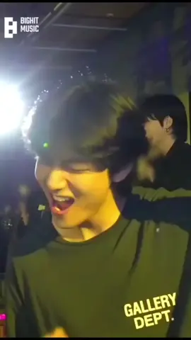 woww V and JUNGKOOK are enjoying  the show too much😍🤩🥰💜#@jimin #@jungkkook 🫶