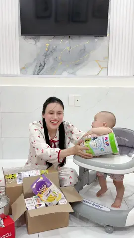 Hàng mẫu này tốn kém quá à #mevabe #mebimsua #nhacocamathi  @Nhà CoCa Mắt Hí 