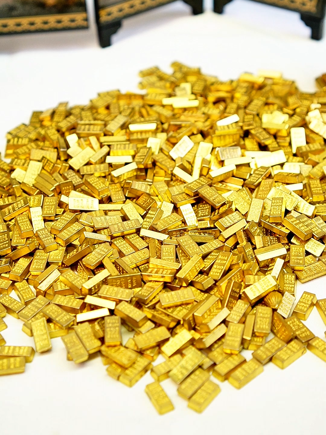 Vuông vức sáng ngời như ôm trọn lộc, Khắc bốn số chín, cất giữ phú vinh. #trangtrinhacua #nganluongnguyenbao #phongthuycaivan #trangtribanlamviec #trangtri  #phongthuytamlinh #hạtđậuphongthủy #thoivang #thoivang4so9