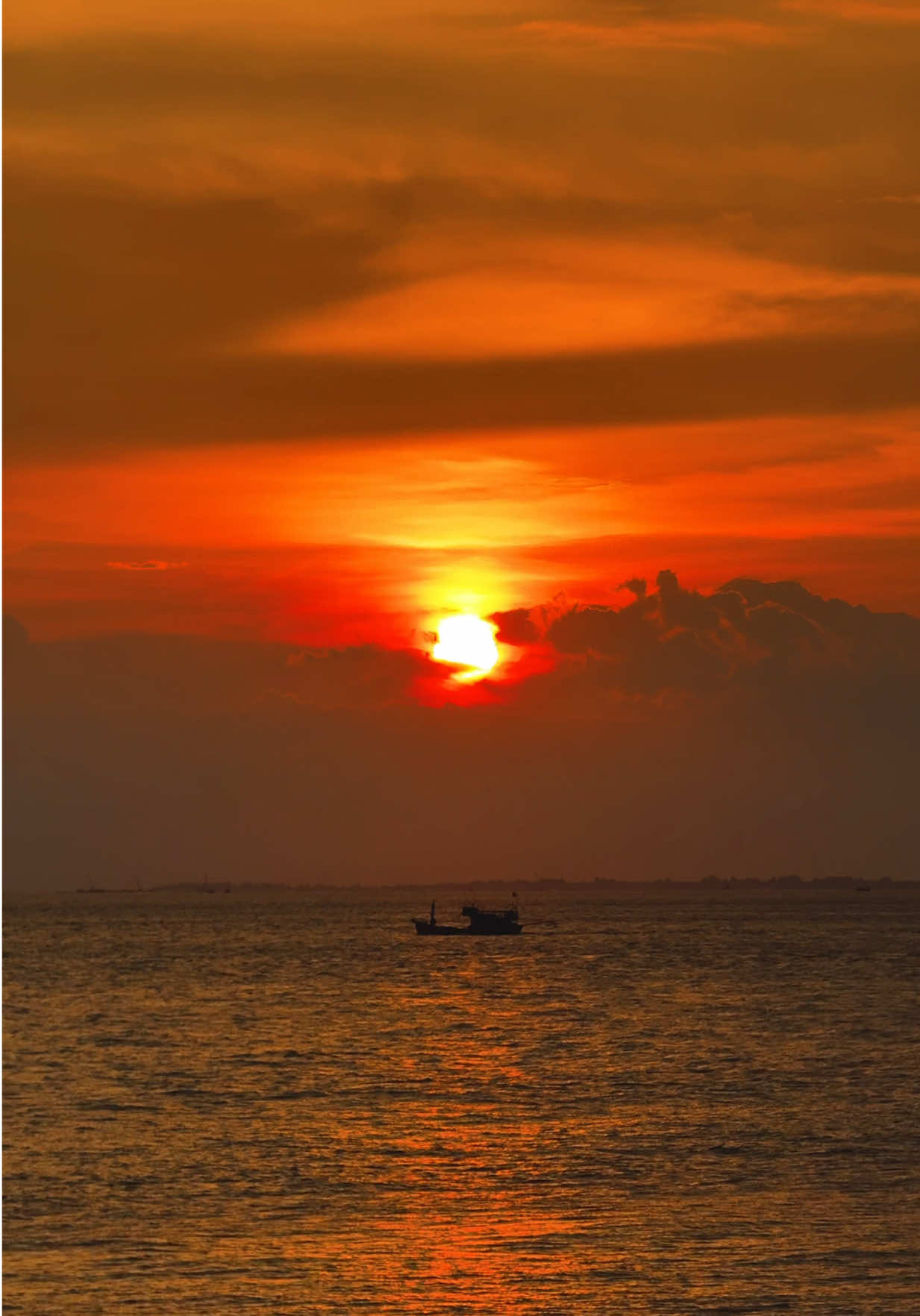 Anh chỉ nhớ hoàng hôn khi không có em bên cạnh Chờ hoàng hôn, chờ một người chẳng về #hoanghon #hoanghonvungtau #duphongcorp #sunset#sunsuong 