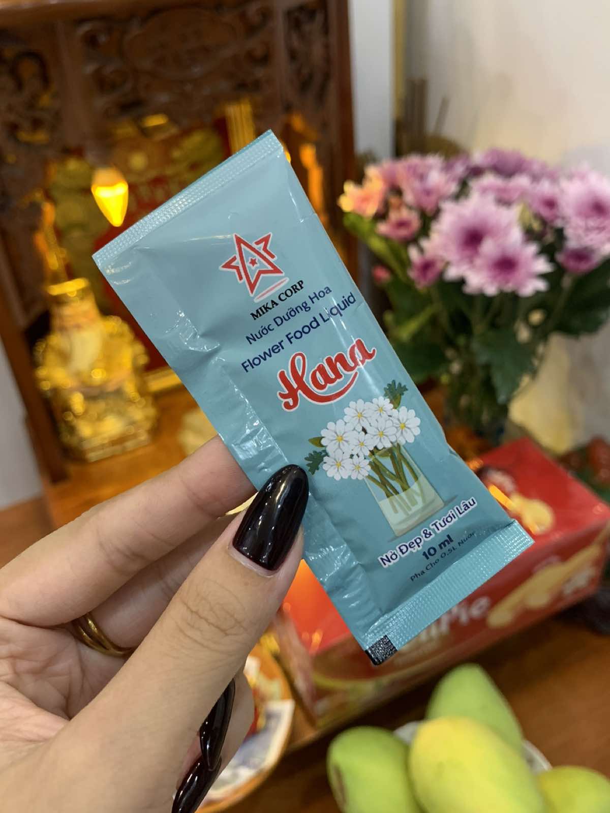 Cho gói này vào bình thì hoa phải tươi được nửa tháng, vừa nở căng nở đều lại bền màu. Ko cần thay nước mỗi ngày cũng ko lo nước có mùi hôi khó chịu #nuocduonghoahana #nuocduonghoatuoilau #nuocduonghoa 