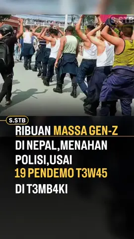 Demonstrasi besar-besaran melanda Nepal usai pemerintah melarang platform-platform media sosial beroperasi pada pekan lalu. Demo dilaporkan berlangsung ricuh hingga polisi melepaskan temb*kan ke arah massa dan membun*h setidaknya 19 demonstran. Pemerintah Nepal pun mencabut larangan media sosial per Selasa (9/9/2025) usai terjadi protes besar. Namun, pemerintah belum mencabut jam malam yang diberlakukan di ibu kota Kathmandu dan dua kota lain. Pada Senin (8/9/2025), puluhan ribu orang mengepung gedung parlemen di Kathmandu untuk menuntut pemerintah mencabut larangan media sosial. Massa mengkritik larangan media sosial yang dinilai mengekang kebebasan berekspresi di tengah maraknya isu korupsi. Aparat kepolisian yang berjaga di gedung parlemen kemudian menemb*ki massa dan membun*h 19 orang serta menimbulkan banyak korban luka. Kebanyakan korban dibawa ke rumah sakit umum pusat di Nepal, RS Pusat Trauma Nasional. #demo #nepal