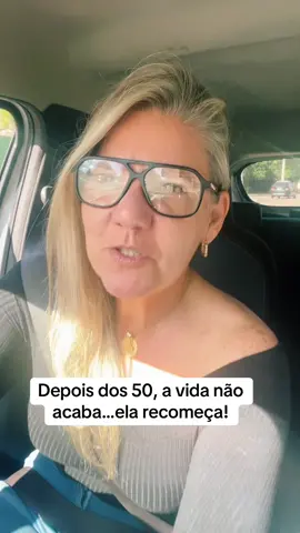 Tô aqui dirigindo e pensando… depois dos 50 a gente vira especialista em duas coisas: dar carona pros filhos e mandar a opinião alheia pro espaço 🚗✨” #VidaReal50Mais #MenopausaComHumor #RecomeçarÉPreciso #MulheresReai