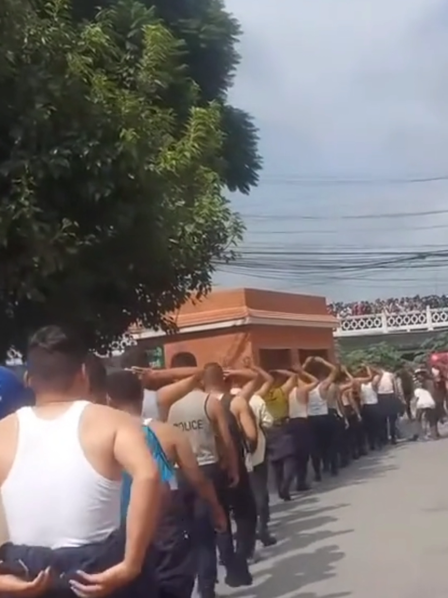 Demo Nepal Memanas: Massa Menyandera Polisi Gelombang Aksi Kian Tak Terkendali Aksi demonstrasi besar-besaran di Nepal kembali ricuh. Ribuan massa yang menuntut mundurnya Perdana Menteri bentrok dengan aparat. Situasi memanas ketika sejumlah petugas kepolisian dilaporkan disandera oleh kelompok demonstran. Amarah Rakyat Meluap Insiden penyanderaan terjadi setelah bentrokan sengit di Kathmandu. Massa yang marah atas krisis ekonomi dan dugaan korupsi menjadikan aparat sebagai simbol kemarahan terhadap pemerintah. Teriakan “turunkan PM!” menggema di jalan-jalan. Pemerintah dalam Tekanan Berat Pihak berwenang mengonfirmasi adanya petugas yang disandera, meski belum memberikan angka pasti. Kondisi ini semakin memperburuk krisis politik Nepal, di mana posisi Perdana Menteri semakin terpojok di tengah tuntutan rakyat. Jalan Panjang Demokrasi Nepal Penyanderaan polisi oleh massa menjadi babak baru ketegangan politik di Nepal. Dunia internasional kini menyorot, apakah aksi rakyat akan berujung pada perubahan pemerintahan atau justru memperdalam konflik. #DemoNepal #NepalProtest #SanderaPolisi #PMNepalMundur #NepalCrisis     