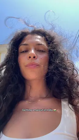 Today we are going to the hairdressers to get our hair cut!!! #india #indiavlog #goa 