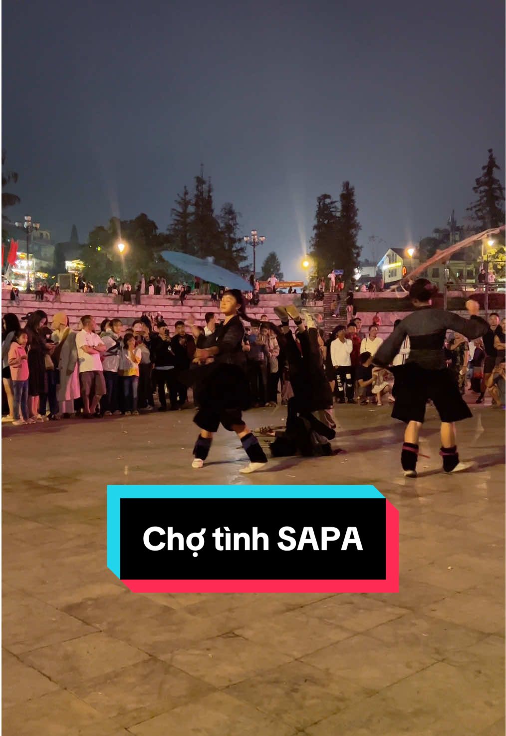 “Chợ tình Sapa: Nơi tình yêu lên men giữa tiếng khèn Mông và sương núi Tây Bắc. 🌫️💞 Đi một lần... thương cả đời!” #sapatrip #chotinh #sapavietnam #viralvideo #dulichvungcao  #travel  #sapavn❤️ 