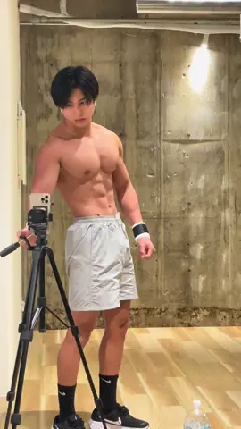 来月に急遽、初のフィジーク大会に出場することになったので何かアドバイスあればお願いします🙇‍♂️ 映像チカチカしてすいません #apf #フィジーク大会 #workout #モチベーション #muscle #gym #筋トレ男子 #筋トレ #Fitness #trainhard #bodymake #training #gymshark #gymsharkathlete #フィジーク 