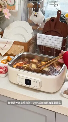 Nồi hấp điện bằng thép không gỉ. Dung tích 13L hai lớp cho phép bạn nấu mọi thứ, từ cơm, cá đến lẩu, giúp những buổi họp mặt gia đình trở nên dễ dàng. .