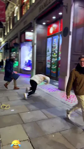 Fake snakes play pranks on passers-by#usa🇺🇸 #prank #fyp #tiktok 