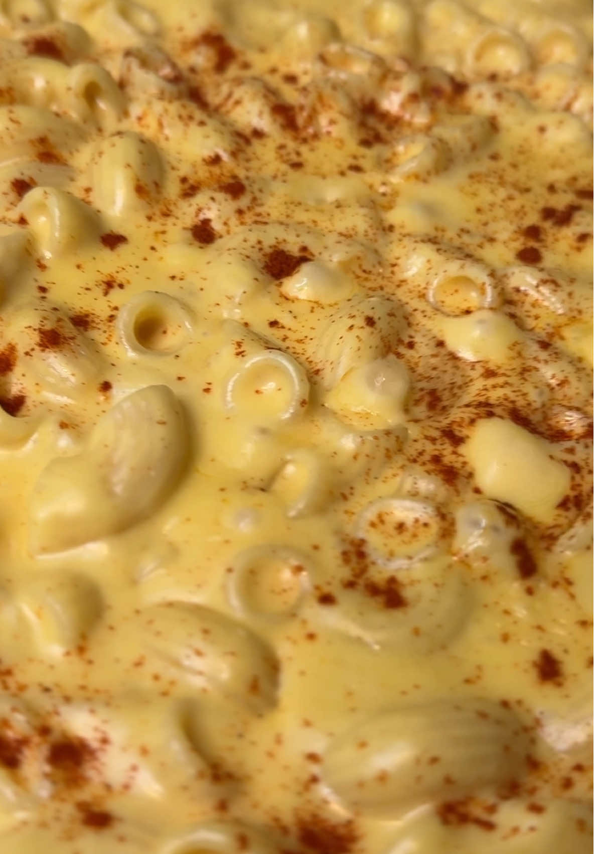 ⁨	الذ ماك اند تشيز  ممكن تعملوها فى البيت حتى لو اول مره هتدخلوا فيها المطبخ  ٤٠٠ جرام مكرونة مسلوقة بس لمدة ٥ دقايق  معلقة و نص زبدة ‪@almaraiegypt ‬  معلقة كبيرة دقيق  ٢ كوب كبير حليب  ٣ مربعات جبنة بالقشطة  ٣ شرايح جبنة شيدر  نص كوب جبنة موتزاريلا  ربع معلقة صغيرة  بابريكا مدخنه  كركم ثوم وبصل بودر  رشة ملح  لو الصوص كان تقيل فى اى وقت تقدروا تضيفو حليب  #المراعي_جودة_تستحق_الثقة #ضيفي_لمستك_الذهبية