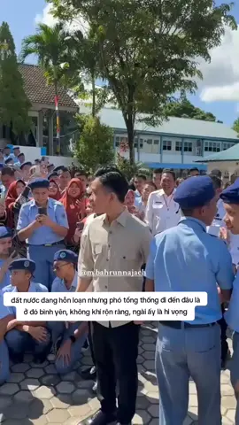 Phó tổng thống cùng vợ chụp ảnh lưu niệm cùng giảng viên và sinh viên