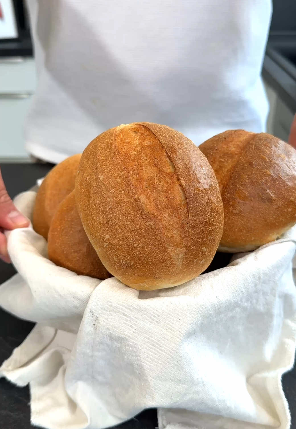 Einfache Brötchen😍 Zum Rezept geht es hier.👇🏻 Für sechs Brötchen benötigst du: •500g Weizenmehl Type 00 z.B. das Teichners‘ Beste •12g feines Meersalz  •310g Wasser •7g Honig •1,5g frische Hefe oder 0,5g trockene  1️⃣Teig kneten: Mehl, Wasser, Salz, Hefe & Honig in eine Schüssel geben und für  10–12 Minuten kneten, bis der Teig geschmeidig ist. 2️⃣Formen: Teig auf die Arbeitsplatte legen, dehnen & falten, dann zu einer Kugel schleifen und 10 Minuten abgedeckt ruhen lassen. 3️⃣Teilen: Den Teig in 6 Stücke gleich große Stücke teilen. Anschließend rund und dann oval auf Spannung schleifen. 4️⃣Ruhezeit: Auf ein Backblech mit Backpapier legen, mit einem feuchten Küchentuch abdecken und 7–10 Stunden bei Raumtemperatur ruhen lassen. Es bildet sich eine Kruste nach der Reifezeit. Das ist völlig in Ordnung. 5️⃣Backen: Am nächsten Tag einschneiden und im vorgeheizten Ofen bei 250 °C Ober-/Unterhitze für 18–20 Minuten mit viel Dampf backen. Anschließend auskühlen lassen und genießen. Habt ihr Fragen?☺️ Haut raus.👇🏻