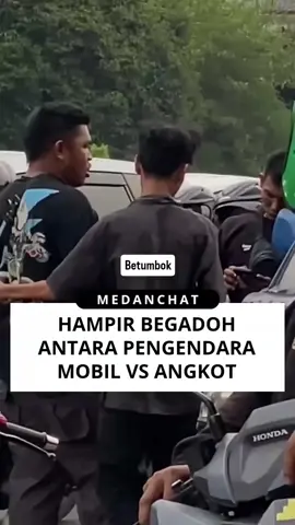 Terjadi keributan Diduga Karena Bersenggolan mobil sama angkot Selasa sore 9/9/2025 Tkp pintu keluar bandar selamat jl letda sudjono Medan #medan 