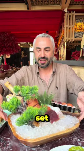 Ankara ve İstanbul’da bir türlü fırsat bulup gidemediğim @quickchina , Antalya’da şube açınca denemek istedim. Mekan Konyaaltı Boğaçayı tarafında yer alıyor. Menü oldukça zengin; Çin, Japon ve Kore mutfaklarından pek çok seçenek var. Önce edamame ile başladım, ardından volcano roll ve set suşi denedim. Malzeme kalitesi gayet iyiydi, hizmet özenliydi. Fiyatlar da aynı seti yediğim şehirdeki favorime kıyasla daha uygun geldi toplam 3000 geldi hesap . Siz suşi sever misiniz? Antalya’da favoriniz neresi? 🍣✨ ⸻ Hesap ödendi ama mecbur #reklam  I could never make it to Quick China in Ankara or Istanbul, but when they opened a branch in Antalya, I finally gave it a try. The place is located near Konyaaltı Boğaçayı. The menu is quite rich, offering a wide range of Chinese, Japanese, and Korean dishes. I started with edamame, then tried the volcano roll and a sushi set. The ingredient quality was impressive, the service was attentive, and compared to my favorite spot in another city, the prices were more affordable. Do you like sushi? And what’s your favorite place in Antalya? 🍣✨ ⸻ Hashtags #AntalyaFood #Konyaaltı #QuickChina #SushiLovers      