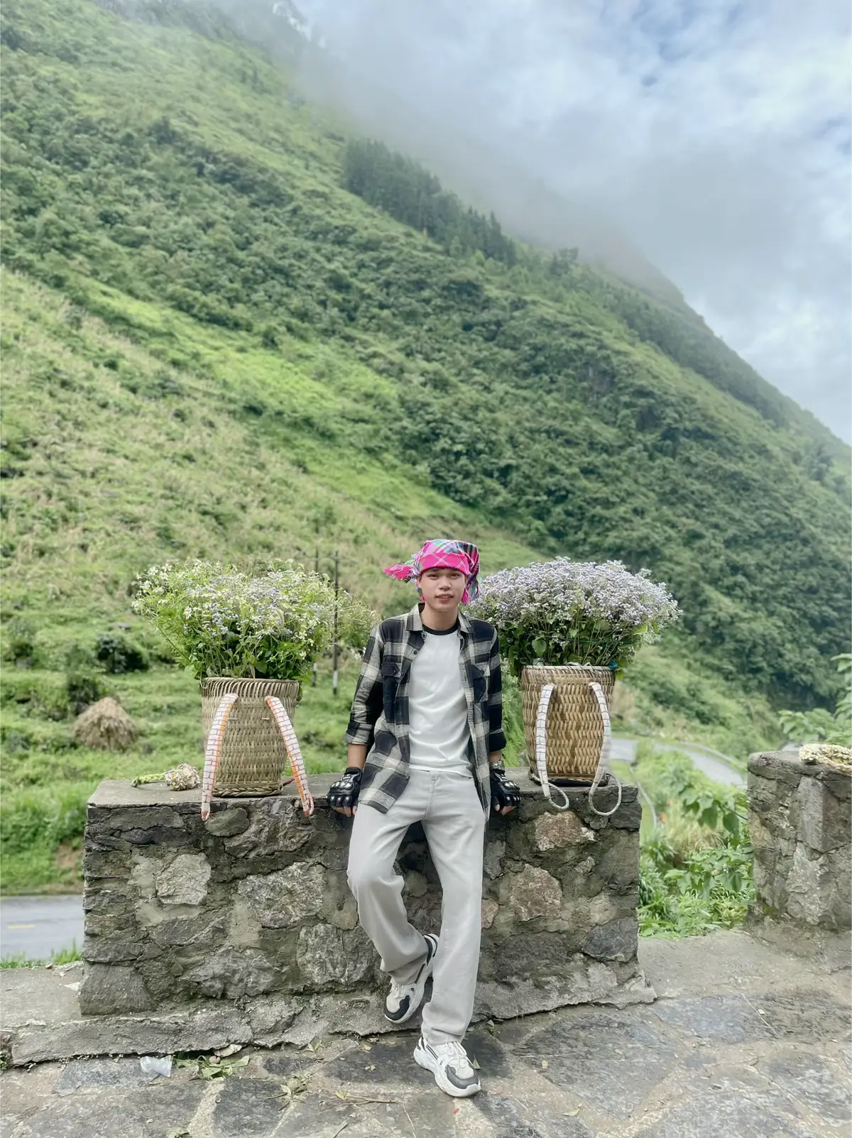 Cảnh đẹp ở Hà Giang luôn khiến nhiều du khách phải trầm trồ, bởi vẻ đẹp hoang sơ, hùng vĩ của mảnh đất cao nguyên đá. Hà Giang là một điểm đến hấp dẫn dành cho những tín đồ thích trải nghiệm vẻ đẹp núi rừng một vùng đất địa đầu Tổ Quốc. Không chỉ vậy Hà Giàng còn là nơi có nhiều địa danh lịch sử. Hãy theo dõi bài viết dưới đây của Sinhtour để khám phá Top 10 cảnh đẹp ở Hà Giàng nổi tiếng nhất định phải đến#hàgiang #xuhuong 