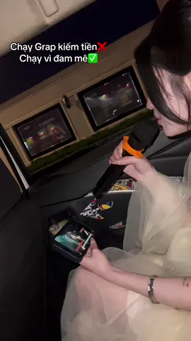 Ổng mở nhạc tụi tui hát theo, cái ổng đưa đt đưa mic kêu thôi tụi e hát karaoke lun đi. Grap này xịn quá 🤣🤣#xhuong #tiktok #viral #xh 