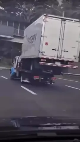 No middle ground #joke #humor #react #comedy #towtruck 