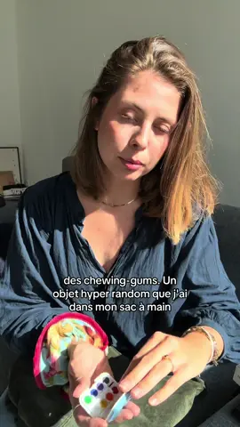 Tous les indispensables de mon sac à main : les p’tits trucs que je prends partout à droite à gauche pour ne manquer de rien. ❤️ Spoiler : si tu me croises j’aurais toujours un tampon ou un mouchoir pour toi 👀