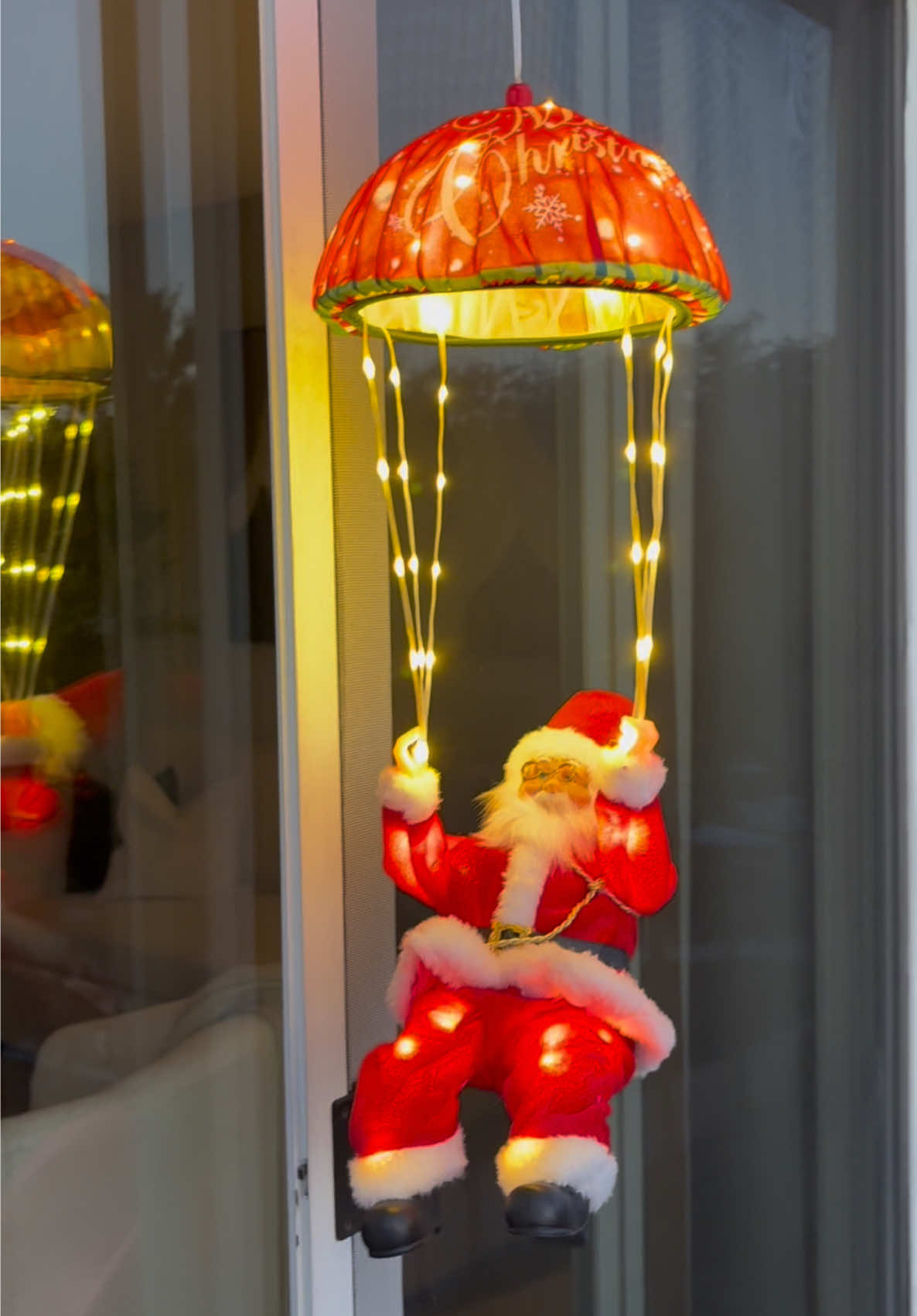Estoy enamorada de este Santa en paracaídas, definitivamente será el más hermoso en mi balcón este año. ❤️🎅 #christmas #christmasdecor #santaclaus 