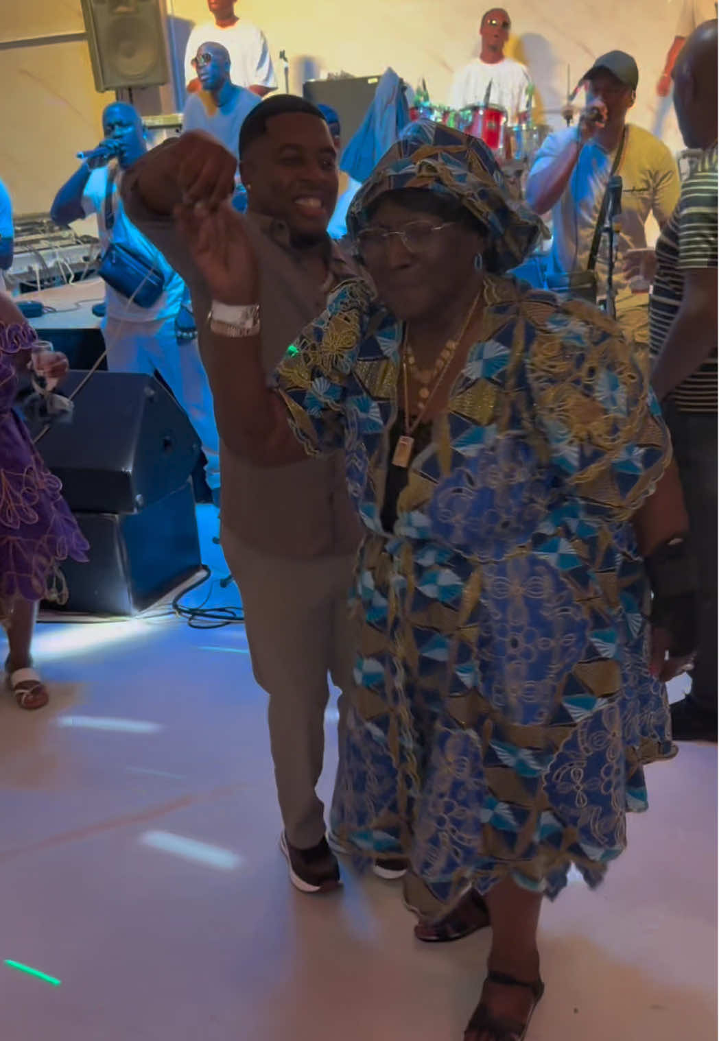 Rarko - Mi ne moksi nanga 2 moffo gong  Alle Surinamers deel dit voor me met liefde wat vind je van dit liedje ❤️ Ga naar TikTok maak een filmpje met dit liedje 🇸🇷🇸🇷🇸🇷🇸🇷 #suriname #surinametiktokers #rarko #paramaribo #🇸🇷 