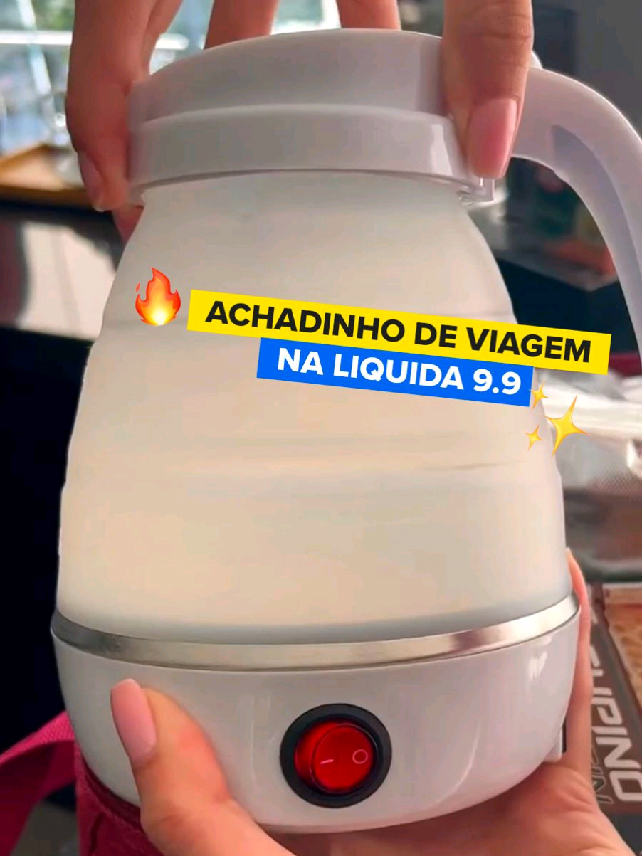Quem vê close não vê corre: essa chaleira elétrica tá na Liquida 9.9 e ela DOBRA, ferve em segundos e ainda cabe na mala de mão. Link do produto na bio! 🔥✨ #DescriçãoDaImagem  A chaleira branca está dobrada dentro de uma bolsa vermelha e é retirada de lá. Vemos cortes da pessoa desdobrando o produto, abrindo a tampa, conectando o cabo de energia e depois a chaleira fervendo água. Finaliza com alguém colocando a água quente em uma xícara com sachê de chá.