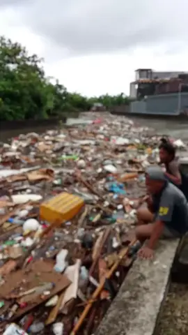 seperti ini penampakan sampah tadi siang yang ada di sungai yang ada di Denpasar Bali , tepatnya bendung gerak Tukad mati , yang merupakan salah satu penyebab banjir , sungguh menyedihkan 😭 #hujan #bali #denpasar #banjir #fyppppppppppppppppppppppp 