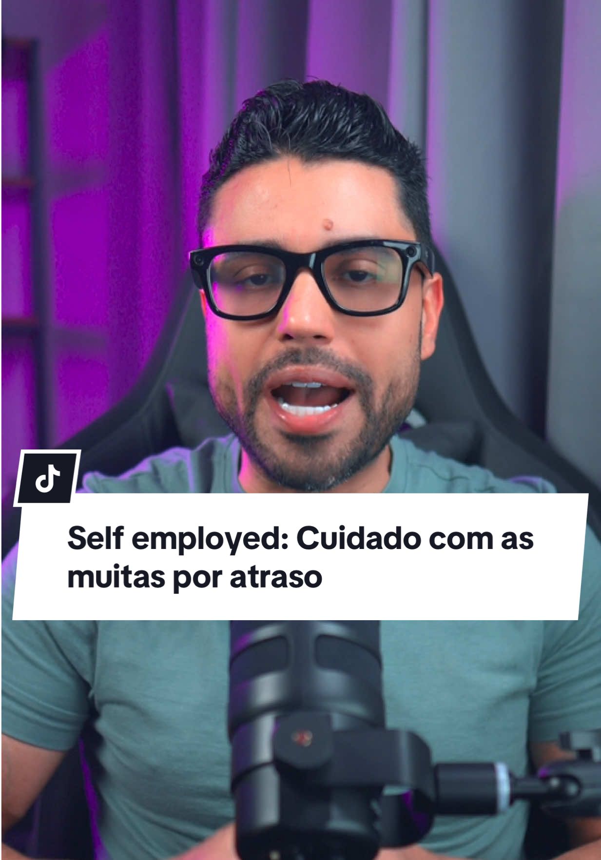 No Reino Unido, perder o prazo do Self Assessment pode sair muito caro. Basta entregar depois de 31 de janeiro (online) ou 31 de outubro (papel) para receber automaticamente a multa mínima de £100, mesmo que não haja imposto a pagar. O atraso de 3 meses gera multa de £10 por dia, até £900. Com 6 meses de atraso, é mais £300 ou 5% do imposto devido, e com 12 meses, mais £300 ou 5%. Além disso, há juros diários sobre o valor não pago e penalidades extras de 5% a cada 30 dias, 6 meses e 12 meses. Em 2025, mais de 1,1 milhão de contribuintes perderam o prazo, acumulando até £1.600 em multas. Por isso, se você é self employed, mantenha comprovantes, registre entradas e saídas e pague dentro do prazo. A @londondoit é parceira oficial aqui do canal e cuida da parte financeira dos nossos seguidores com seriedade e transparência. O contato deles está aqui: 🌐 Site: www.londondoit.com 📲 WhatsApp: https://wa.me/447367101688 #LondonDoIt #contabilidade #selfassessment #selfemployeduk #impostouk     