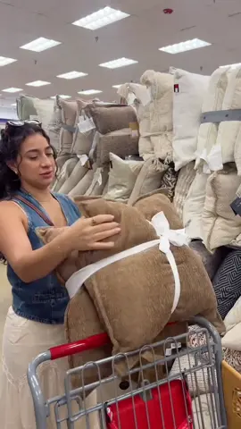 most important test when buying a pillow >>> 😆 (📹 @chelsie nicole | HAIRSTYLIST) 