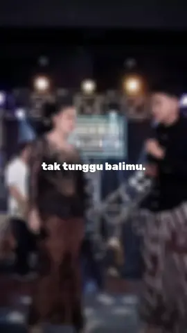 Nangiso sedino ping pitu, yen kuwi keputusanmu. ♪ TAK TUNGGU BALIMU @sadewok4 @silvykumalasari_real #berkahtalenta #sadewok #silvykumalasari #taktunggubalimu #musikgram__ 