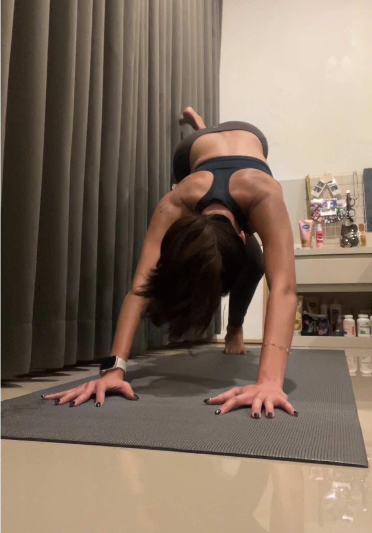 Coba ini ada yang bisa ajarin gak cara chaturanga yang baik dan BENAR 🥲🙏🏻 #yogatok #yogaflowtoday #yoga #vinyasa #vinyasaflow 
