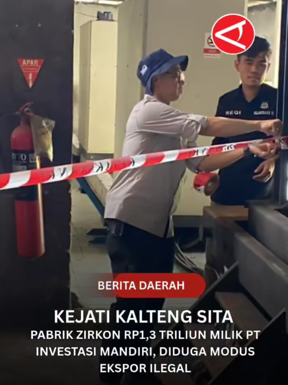 💥 Rp1,3 TRILIUN ❗ Kejati Kalteng menyita pabrik zirkon PT Investasi Mandiri di Gunung Mas. Perusahaan ini diduga menyalahgunakan izin tambang untuk ekspor mineral sejak 2020. Tak hanya pabrik, barang bukti puluhan mesin hingga ratusan jumbo bag mineral ikut disita. Bahkan, ada dugaan keterlibatan asing lewat perusahaan global PYX Resources. 👉 Kasus ini jadi sorotan besar, karena nilainya fantastis dan menyangkut sumber daya alam Kalteng. 📲 Cerita lengkapnya inspiratif banget dan wajib kamu baca! 👉 Follow sosial media ANTARA Kalteng untuk info keren dan inspiratif lainnya! 📖 Baca selengkapnya di: https://kalteng.antaranews.com #KejatiKalteng #KasusKorupsi #ZirkonGunungMas #KorupsiTambang #InvestasiMandiri        Pewarta : Rajib Rizali