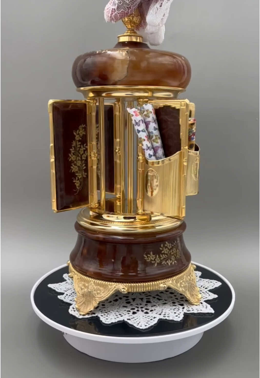 Pearl has been lucky this week with her vintage finds! 🍀 Which means this rare vintage alabaster and brass carousel holder will be listed on our website this Friday, 9/12, at 10am CT! 💖 It’s a special treat when we come across a piece like this, so set those alarms and get ready as this piece will be first come first serve! ⏰