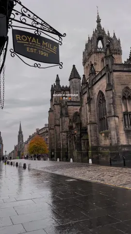 Autumn in Edinburgh 🍂🍁  First clip inspo: @iangblack 🏴󠁧󠁢󠁳󠁣󠁴󠁿  #edinburghscotland #scotlandtravel #autumnseason #autumnaesthetic #bermonths @VisitScotland 🏴󠁧󠁢󠁳󠁣󠁴󠁿 @The Witchery 