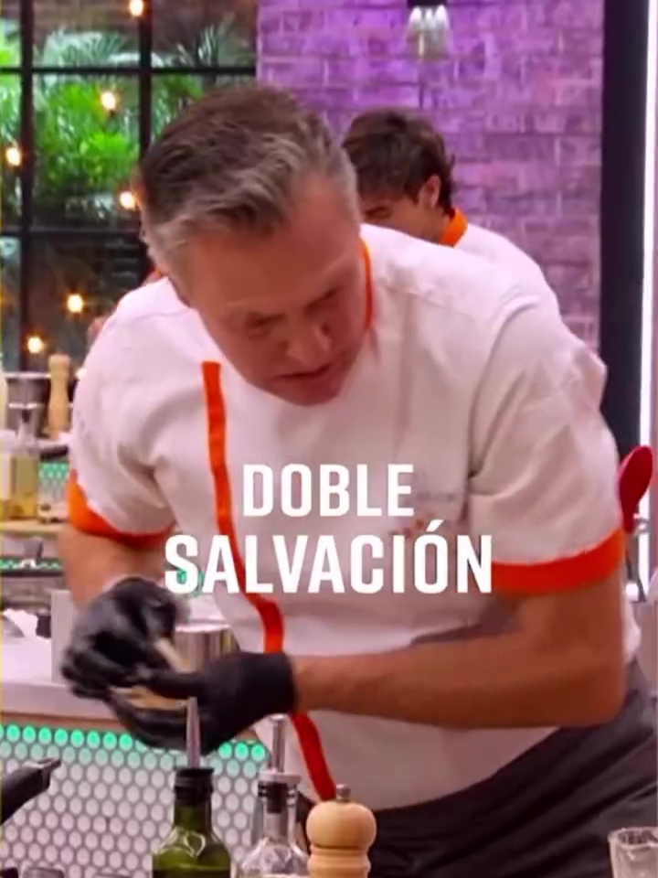 ESTA NOCHE las batallas se intensifican ⚔️… los enfrentamientos arden como nunca 🔥 y todo puede cambiar 😱 ¿Quiénes ganarán la doble salvación en #TopChefVIP4? 👨🏻‍🍳👩🏻‍🍳